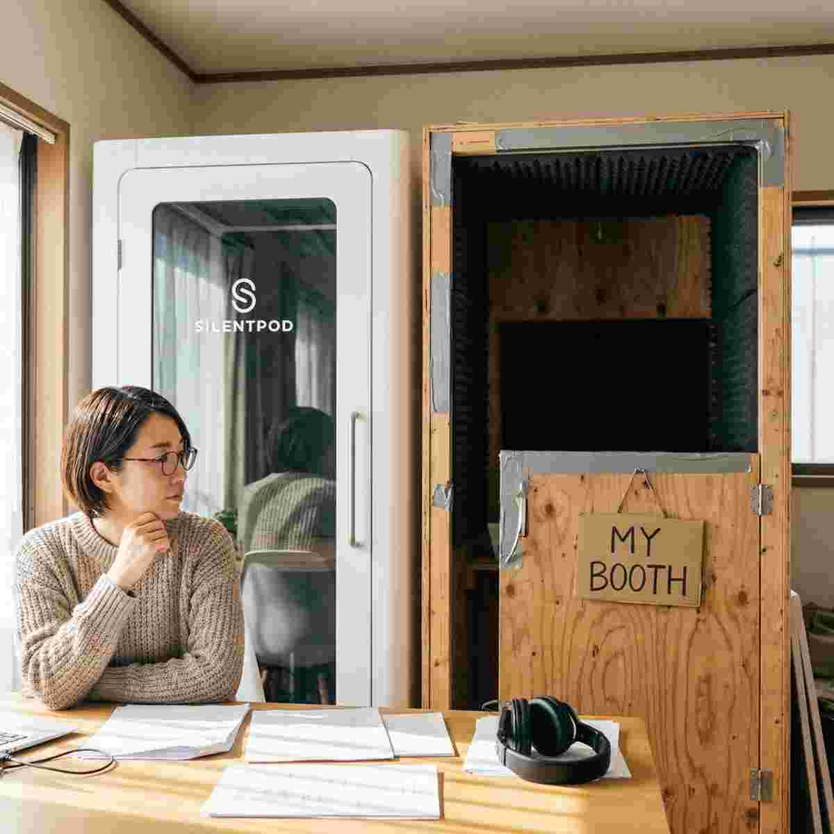 市販の防音ブース（左）と自作木製防音ブース（右）を並べて比較する30代女性